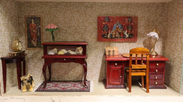 Diorama. Composition miniature, dans une vitrine en bois, vitre e...