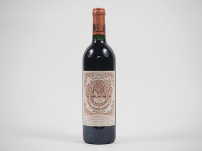 la bouteille de vin rouge est posée sur une surface blanche