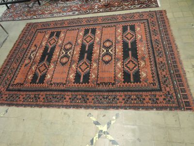 136.65 - TAPIS D'ORIENT A DECOR GEOMETRIQUE - 164x180 centim…