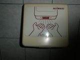 un distributeur de papier toilette fixé au mur d'une salle de bains