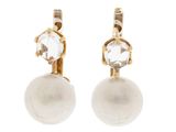 une paire de boucles d'oreilles en perles et diamants sur fond blanc
