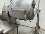 une grande machine installée dans une pièce