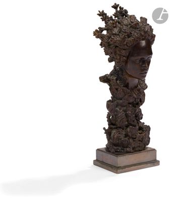 une image représentant une statue d'une femme dont la tête est une fleur