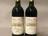 deux bouteilles de vin rouge posées l'une à côté de l'autre sur une table