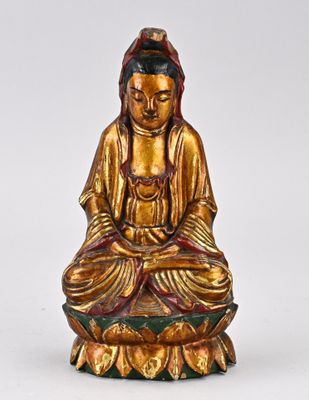 statue d'un Bouddha assis sur un socle en forme de lotus