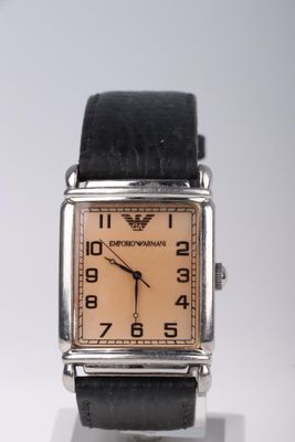 une photo d'une montre-bracelet au cadran marron