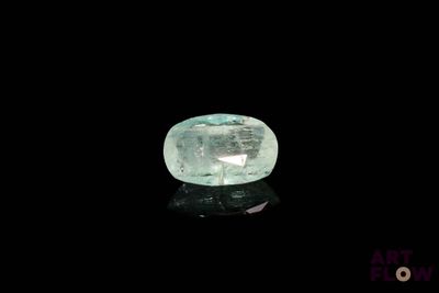 gros plan d'un diamant vert sur une surface noire