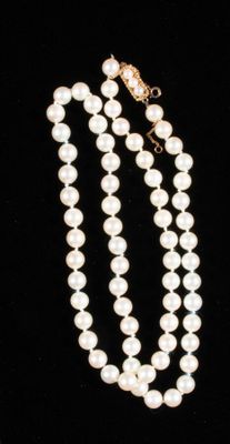 Collier de 66 perles de culture choker. Fermoir en or 750/°°…