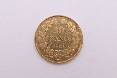 gros plan d'une pièce d'or sur une surface blanche