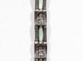une photo d'un bracelet orné de perles vertes