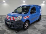 une photo d'une camionnette bleue ornée de rayures rouges et blanches