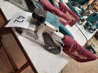 many tools that are sitting on a table