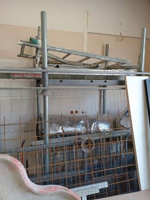 une cage à oiseaux dans laquelle se trouvent plusieurs oiseaux