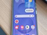 un téléphone portable posé sur un bureau à côté d'un ordinateur portable