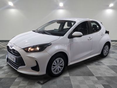 la toyota yaris blanche est garée sur un sol en damier