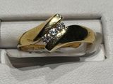 bague en or jaune sertie de diamants sur fond blanc