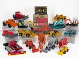 un grand nombre de véhicules-jouets posés sur une table
