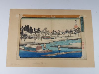 tableau représentant deux hommes sur un bateau au milieu d'un plan d'eau, avec des arbres en arrière-plan