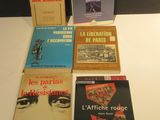 plusieurs livres posés sur une table blanche, sur fond noir