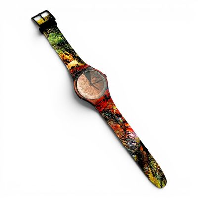 gros plan d'une montre sur une surface blanche