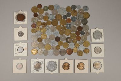 un lot de pièces de monnaie posées sur une table