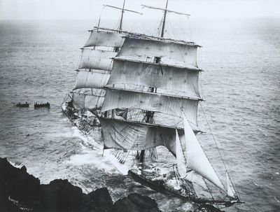 une vieille photo en noir et blanc représentant un grand voilier naviguant sur l'océan