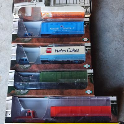 un grand nombre de trains miniatures posés sur une table