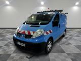 la photo d'une camionnette bleue garée dans un garage