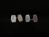 trois bracelets-manchette en argent sur fond noir