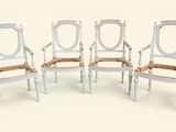 quatre chaises qui sont assises l'une à côté de l'autre