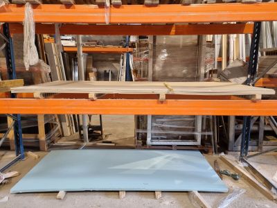 une grande étagère sur laquelle sont posées plusieurs pièces de bois