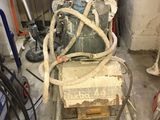 une machine placée au milieu d'une pièce