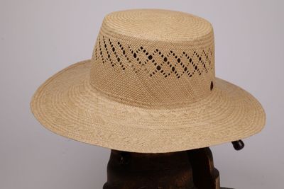 un chapeau posé sur une tête de mannequin qui porte déjà un chapeau
