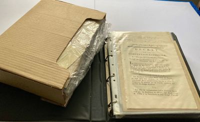 une boîte avec un livre à l'intérieur sur une table
