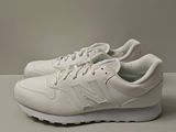 La New Balance 995 est une basket en cuir blanc dotée d'une semelle blanche.