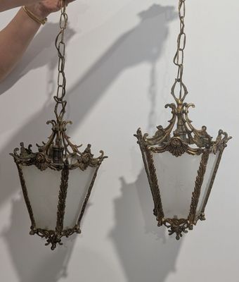 paire de suspensions anciennes en laiton avec des abat-jours en verre dépoli