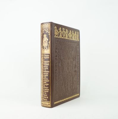 un livre brun posé sur une surface blanche