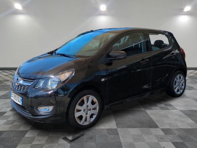 la petite voiture noire est garée sur un carrelage à carreaux