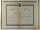 un vieux document sur lequel figure la photo d'un homme en costume-cravate
