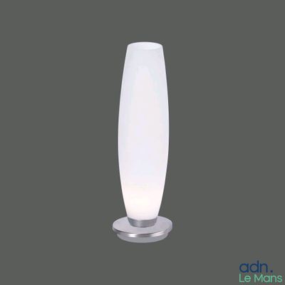 un gros plan d'une lampe posée sur une table, sur fond gris