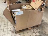une boîte en carton qui contient beaucoup d'objets