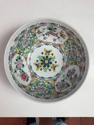 Important bol en porcelaine de Chine, XIXᵉ siècle.
