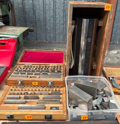 un grand nombre d'outils posés sur une table