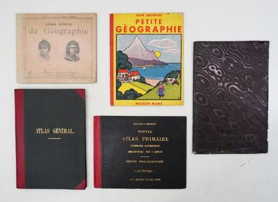cinq livres posés sur une table, avec une photo de montagne en arrière-plan