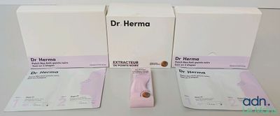Trois paquets de Dr Herma sont posés côte à côte sur une table.