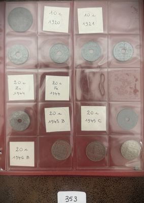 une photo d'une boîte de pièces de monnaie sur lesquelles figurent des étiquettes