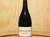 une bouteille de vin posée sur un tonneau en bois