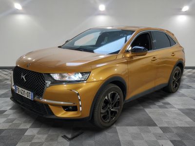 une DSX de couleur dorée garée sur un sol à damier