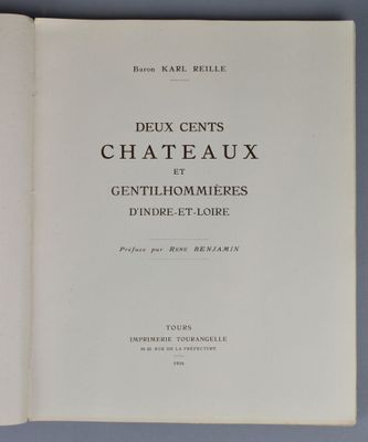 un livre ouvert posé sur une table à côté d'une tasse de café