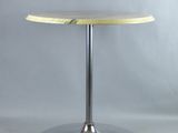 une image représentant une table avec un plateau en bois et un piètement en métal